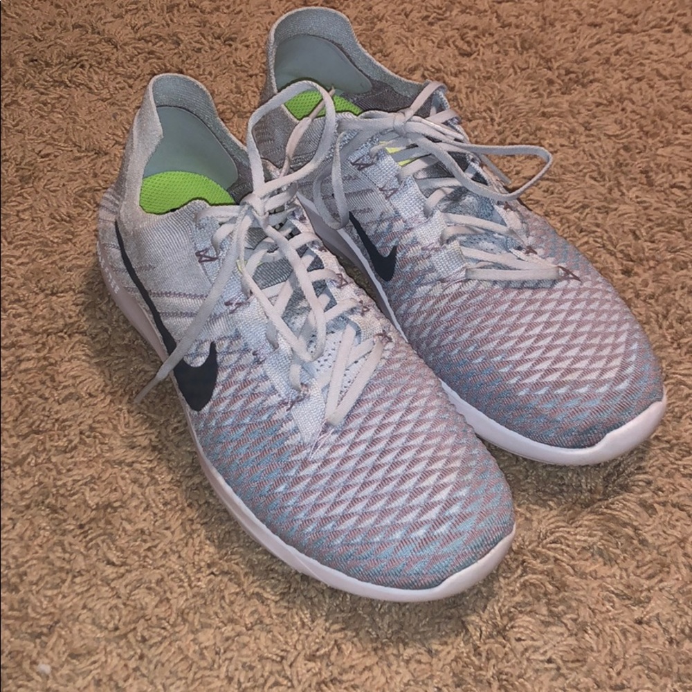 NIKE FREE RUNS